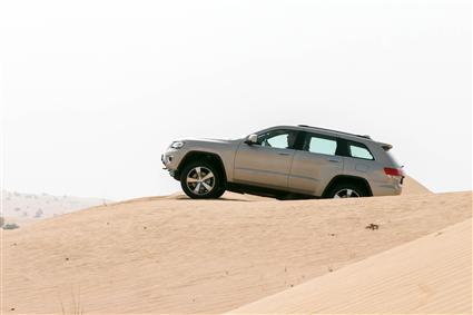 جيب غراند شيروكي تتألق على الهضبات الصحراوية